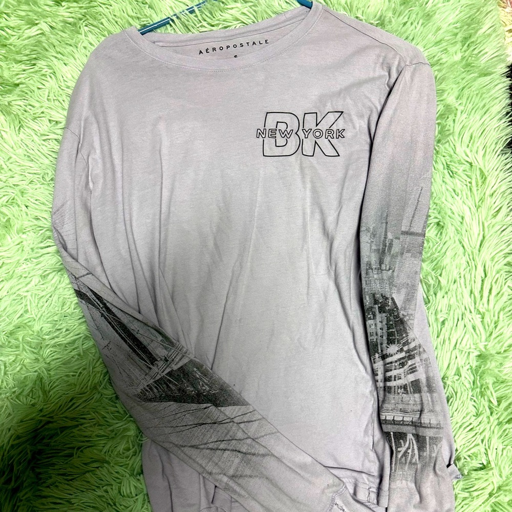 Aéropostale purple city men’s shirt with wholes cut for fingers